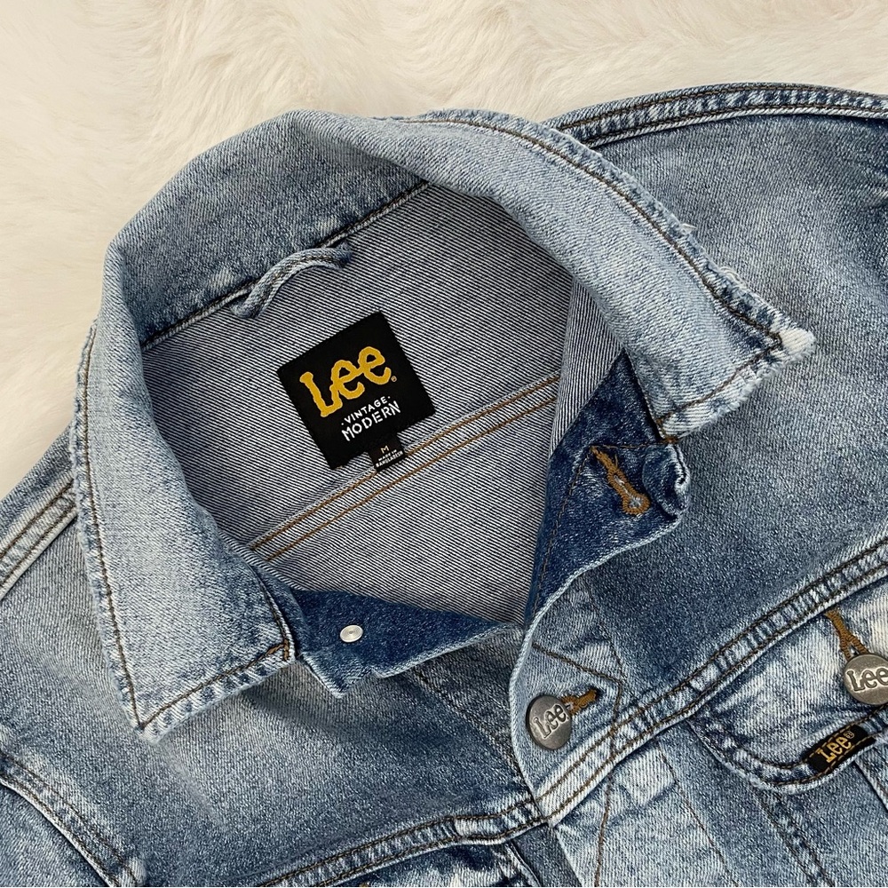 Lee Men’s Light Wash Distressed Denim Jean Jacket - Picture 12 of 14